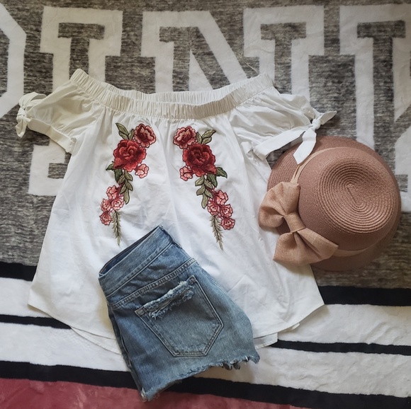 Moa Moa Tops - 🥀NWT Floral Embroidered Top🥀